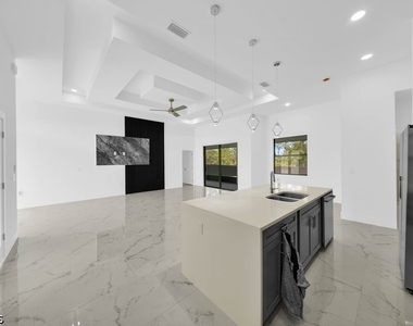 1025 Gladys Street - Photo Thumbnail 6