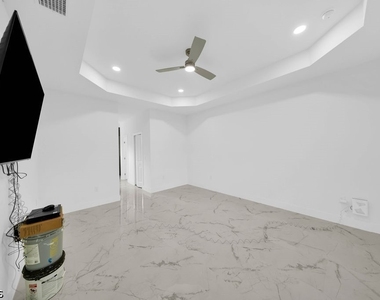 1025 Gladys Street - Photo Thumbnail 10
