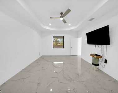 1025 Gladys Street - Photo Thumbnail 19