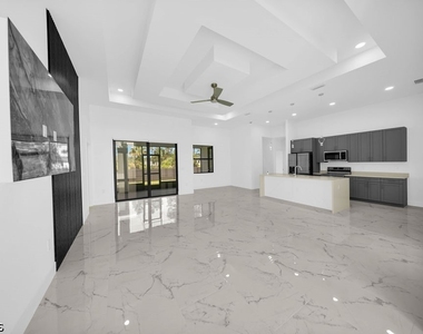 1025 Gladys Street - Photo Thumbnail 2