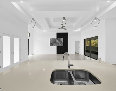 1025 Gladys Street - Photo Thumbnail 7