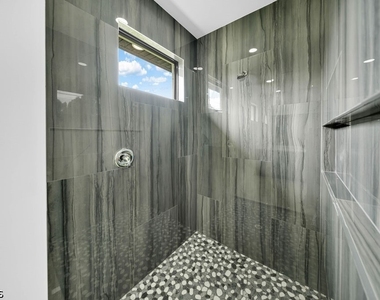 1025 Gladys Street - Photo Thumbnail 15