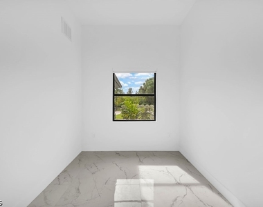 1025 Gladys Street - Photo Thumbnail 8