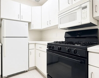 370 West 52nd Street - Photo Thumbnail 1