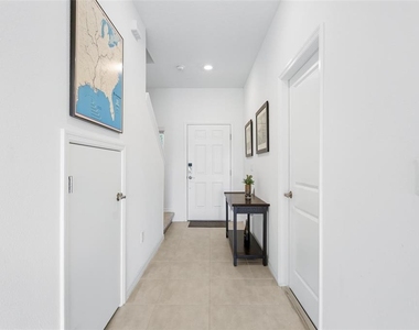 15067 Ginetti Street - Photo Thumbnail 3