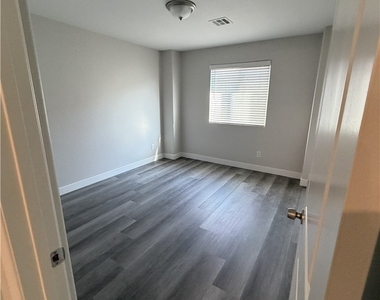 1054 Twincrest Avenue - Photo Thumbnail 9
