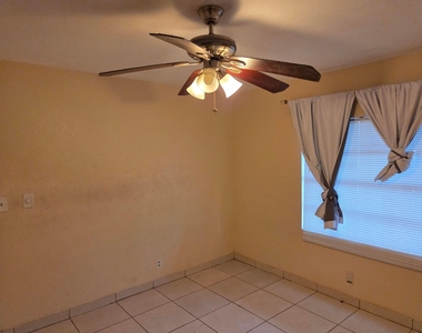 7818 Sw 7th Court - Photo Thumbnail 2