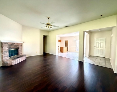 1121 Doreen Street - Photo Thumbnail 2