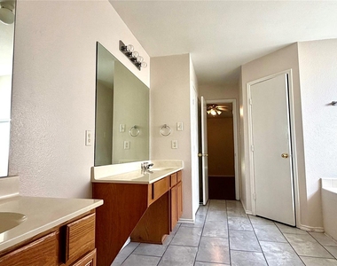1121 Doreen Street - Photo Thumbnail 14