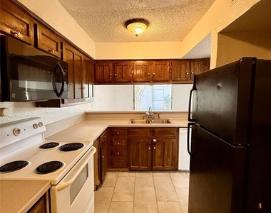 4146 Towngate Boulevard - Photo Thumbnail 5