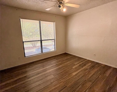4146 Towngate Boulevard - Photo Thumbnail 11