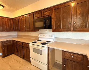 4146 Towngate Boulevard - Photo Thumbnail 4