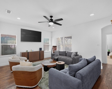 6606 Windward View Drive - Photo Thumbnail 4