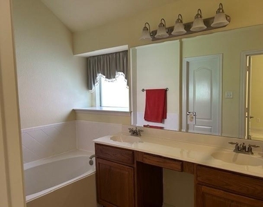 28 Emerald Pond Drive - Photo Thumbnail 8