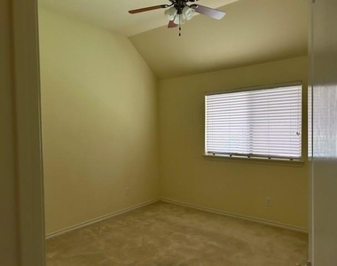 28 Emerald Pond Drive - Photo Thumbnail 12