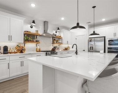 221 Diamond Dale - Photo Thumbnail 5