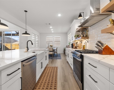 221 Diamond Dale - Photo Thumbnail 8