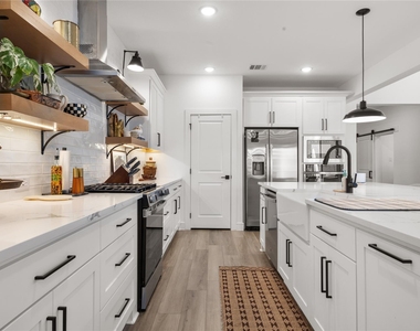 221 Diamond Dale - Photo Thumbnail 6