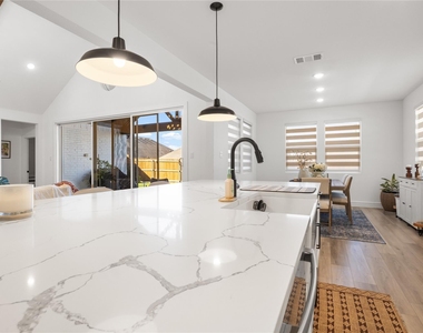 221 Diamond Dale - Photo Thumbnail 9