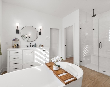 221 Diamond Dale - Photo Thumbnail 25