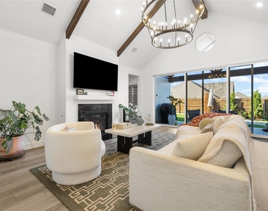 221 Diamond Dale - Photo Thumbnail 11