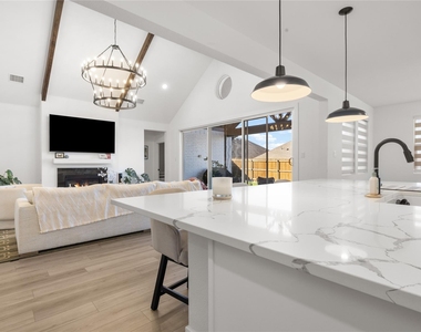 221 Diamond Dale - Photo Thumbnail 12