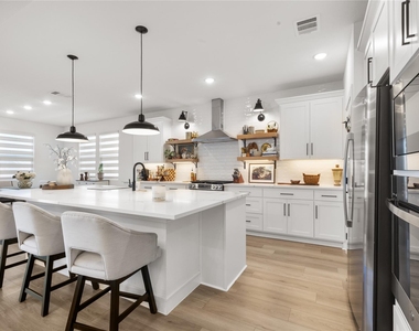 221 Diamond Dale - Photo Thumbnail 7