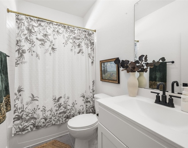 221 Diamond Dale - Photo Thumbnail 13