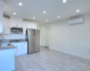 14604 1/2 Cohasset Street - Photo Thumbnail 2