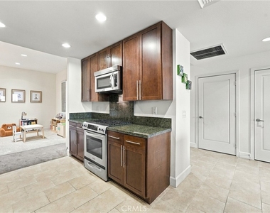 300 E 4th Street - Photo Thumbnail 4