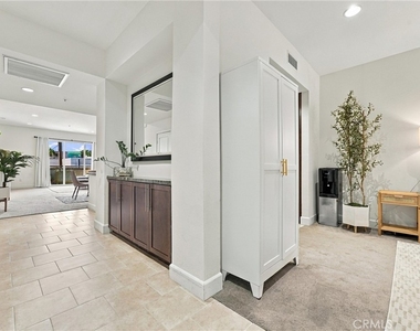 300 E 4th Street - Photo Thumbnail 2