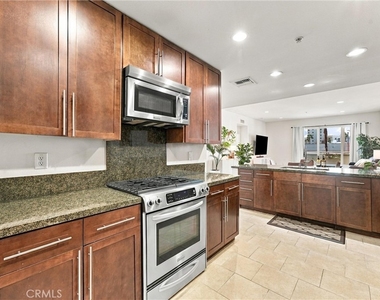 300 E 4th Street - Photo Thumbnail 5