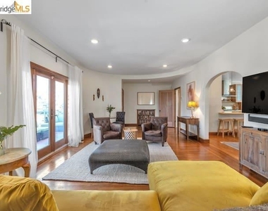 2038 Lakeshore Ave - Photo Thumbnail 3