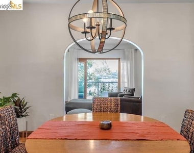2038 Lakeshore Ave - Photo Thumbnail 11