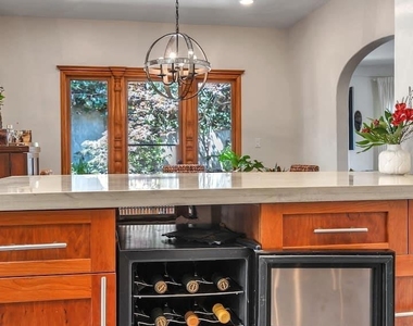 2038 Lakeshore Ave - Photo Thumbnail 9