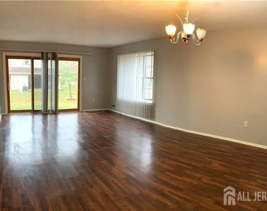 536 Manchester Court - Photo Thumbnail 4