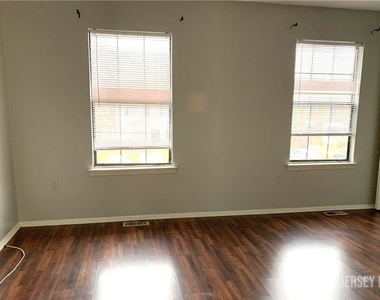 536 Manchester Court - Photo Thumbnail 10