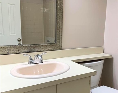 536 Manchester Court - Photo Thumbnail 7