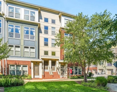 121 Copley Circle - Photo Thumbnail 2
