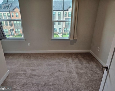 553 Levanna Lane - Photo Thumbnail 8