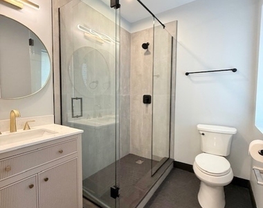 5852 N Artesian Avenue - Photo Thumbnail 8