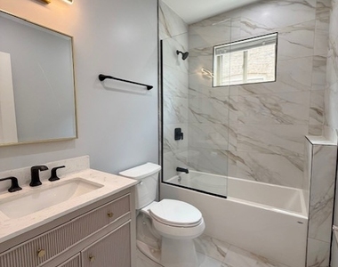 5852 N Artesian Avenue - Photo Thumbnail 10