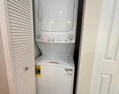 5852 N Artesian Avenue - Photo Thumbnail 6