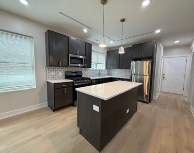 5852 N Artesian Avenue - Photo Thumbnail 3