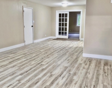 1019 Stratford Circle - Photo Thumbnail 2