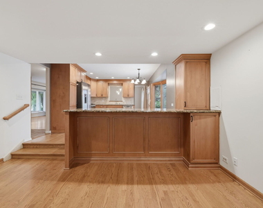 902 N Rohlwing Road - Photo Thumbnail 13