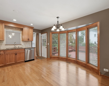 902 N Rohlwing Road - Photo Thumbnail 5