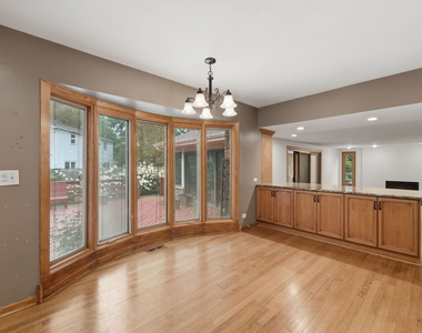 902 N Rohlwing Road - Photo Thumbnail 9