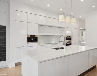 747 N Clark Street - Photo Thumbnail 3