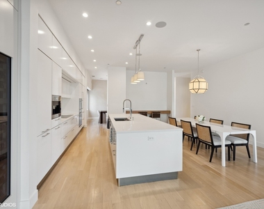 747 N Clark Street - Photo Thumbnail 11